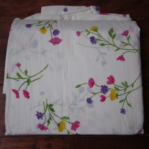 1 Twin Flat Sheet - White with Flowers - Picture 1 of 4